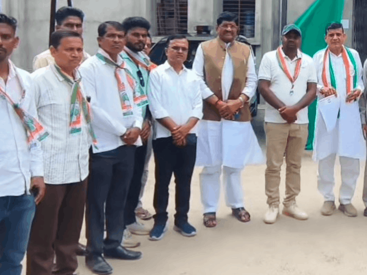 डूंगरपुर में कांग्रेस ने आचार संहिता उल्लंघन का लगाया आरोप:निकाय चुनाव के बीच विकास कार्यों को लेकर निर्वाचन अधिकारी से की शिकायत