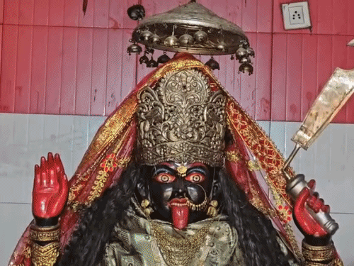 दरभंगा के लहेरियासराय काली मंदिर कैंपस में भरा पानी:पुजारी बोले- बारिश के बाद मंदिर के आसपास 3 फीट तक जलभराव, सैंकड़ों की जगह दर्जनभर आ रहे श्रद्धालु