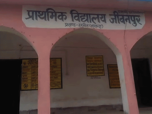 नालंदा- एक कमरे में 1 से 5वीं के 80 बच्चे:न बाउंड्री, न रसोई; शेड के नीचे बनता है मिड डे मील; बच्चे बोले- बरसात में स्थिति बदतर
