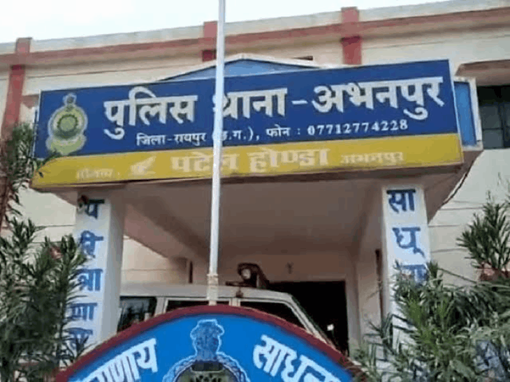 रायपुर में सड़क हादसे में युवकी मौत:विर्सजन से लौट रहे पिकअप-बाइक में टक्कर,मृतक की शिनाख्त में जुटी पुलिस
