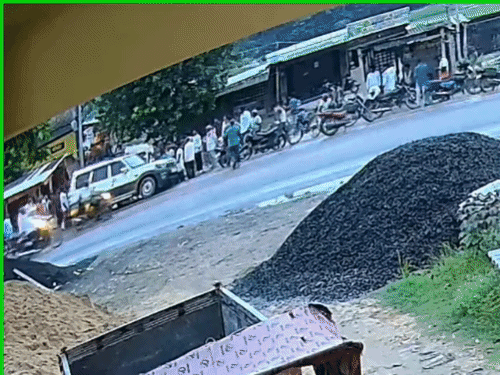 मुजफ्फरपुर- उत्पाद विभाग की टीम पर हमले का सीसीटीवी फुटेज:डायल 112 के ड्राइवर समेत 5 पर FIR; शराब तस्कर को हिरासत से छुड़ाने का आरोप