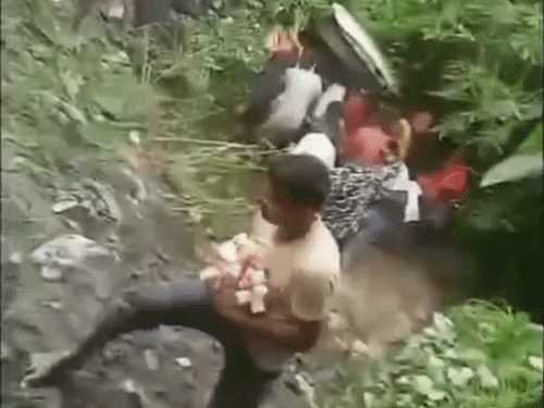 समस्तीपुर में बेकाबू होकर सड़क किनारे पलटी शराब लदी कार:बारिश के कारण ड्राइवर ने खोया नियंत्रण, पुलिस के पहुंचने से पहले शराब ले भागे लोग