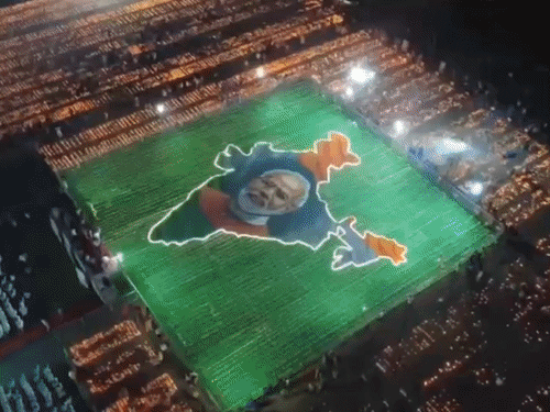 PM के बर्थडे पर छत्तीसगढ़ में 1.5 करोड़ दीये जले:रायपुर में जगमगाए इलेक्ट्रॉनिक दीपक, जगदलपुर में दीपोत्सव के बीच नेताओं में चले जूते-चप्पल