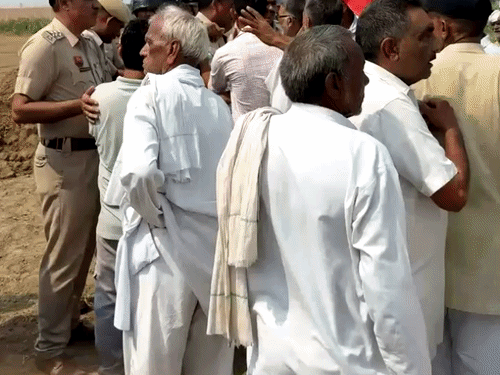 खेतों में टावर के लिए खुदाई से भड़के किसान:भिवानी में पुलिस से तीखी बहस, बोले- मुआवजे की प्रक्रिया स्पष्ट की करें