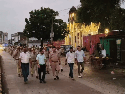 बारां में निकाय चुनावों को लेकर पुलिस का फ्लैग मार्च:लोगों को भयमुक्त होकर मतदान करने और अफवाहों से बचने का दिया संदेश