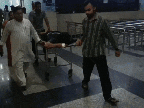 आरा में बदमाशों ने इंटर के छात्र को मारी गोली:ईंट हटाने को लेकर पहले झगड़ा हुआ था, आटा लाने गया था; पीठ में लगी बुलेट, अस्पताल में भर्ती