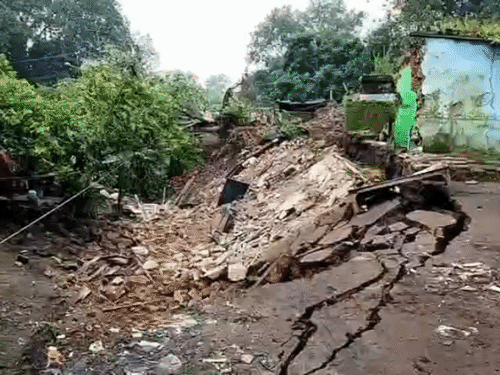 धनबाद के सिजुआ में जमीन धंसी, कई घर जमींदोज:बच्चे की मौत, सात लोग घायल; घटना के बाद आक्रोशितों ने सड़क जाम कर किया प्रदर्शन