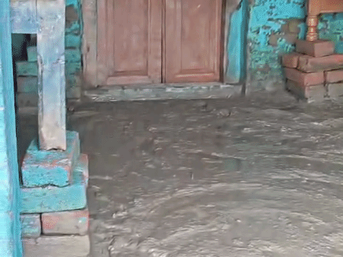 बेगूसराय में बाढ़ का पानी घटा, अब बीमारियों का खतरा:प्रभावित बोले- खाना बनाने तक की जगह नहीं बची, बांध से ही मुआयना कर अफसर लौट रहे