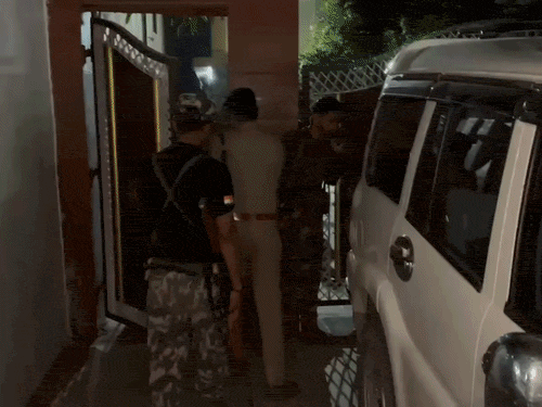 समस्तीपुर- लोजपा (रामविलास) नेता को एसटीएफ ने किया अरेस्ट:2 घंटे तक छापेमारी चली, बेड के पीछे छिपे मिले अंटू इस्सर; हत्या मामले में हुई गिरफ्तारी