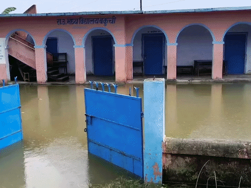 मुजफ्फरपुर में बागमती का पानी गांव में घुसा:नेपाल में भारी बारिश से उफान पर नदी; कटरा-गायघाट के कई गांव जलमग्न, स्कूल भी डूबे