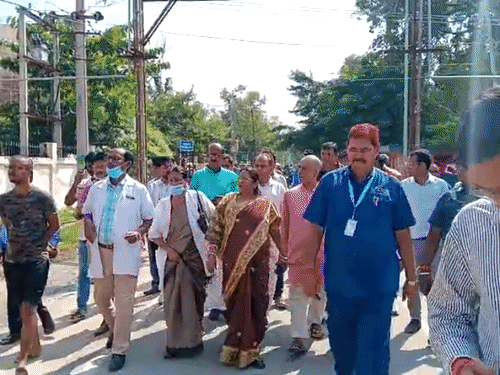 बच्चा वार्ड में जला-सड़ा चावल, रजिस्ट्रेशन काउंटर बंद:SKMCH निरीक्षण में विधायक ने लगाई अधिकारियों की क्लास, बोलीं- ऐसा खाना नहीं चलेगा