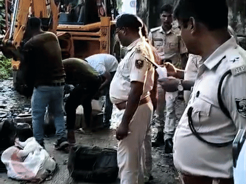 समस्तीपुर में 1608 लीटर शराब नष्ट:जिलाधिकारी के निर्देश पर मुफस्सिल थाना परिसर में हुई कार्रवाई; वीडियो रिकॉर्डिंग भी की गई