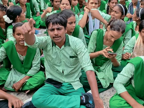 कोडरमा में शिक्षकों की कमी पर छात्रों का प्रदर्शन:प्रखंड मुख्यालय का घेराव; 2900 छात्रों के लिए 8 शिक्षक, स्टूडेंट्स हुए आक्रोशित