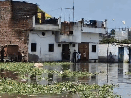 बच्चों को चीनी-पानी पिलाकर पालते हैं:बाढ़ में घर छोड़ने को मजबूर परिवार: महिलाएं बोलीं- एक टाइम चूल्हा जलता, कभी भूखे सोना पड़ता है