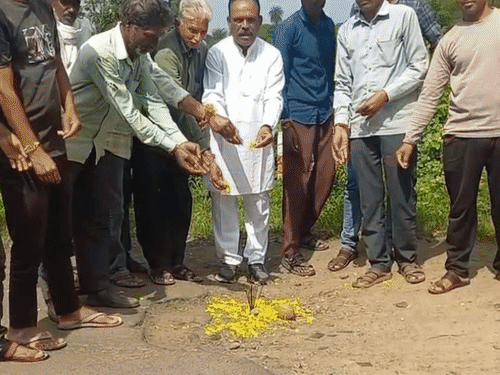 गड्ढों में नारियल-अगरबत्ती लगाकर सड़क को दी श्रद्धांजलि:मंदसौर में कांग्रेस ने कहा- जल्द मरम्मत नहीं हुई तो करेंगे चक्काजाम