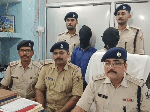 मुजफ्फरपुर- एक रात में 8 घरों में चोरी, 4 अरेस्ट:बागीचे में छिपा रखा था सामान, सर्राफा कारोबारी के पास से ज्वेलरी बरामद