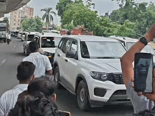 50 गाड़ियों के काफिले के साथ बेगूसराय पहुंचे सुरेंद्र विवेक:बिहार लोजपा (रा) के बने हैं अध्यक्ष, बोले- पार्टी को प्रदेश में नंबर एक बनाना उद्देश्य