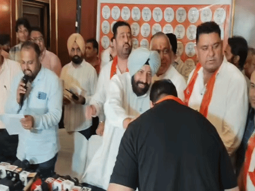 जालंधर नॉर्थ से पूर्व AAP हलका इंचार्ज ढल्ल BJP में:सूबा प्रधान केवल ढिल्लों ने होटल रेडिसन में जॉइन कराया, MLA अरोड़ा के जाने की भी चर्चा