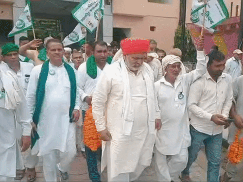सोनीपत में हुई किसानों की महापंचायत:राकेश टिकैत बोले; चीनी के दाम बढ़ रहे, गन्ने का भाव 600 रु प्रति क्विंटल करने की मांग