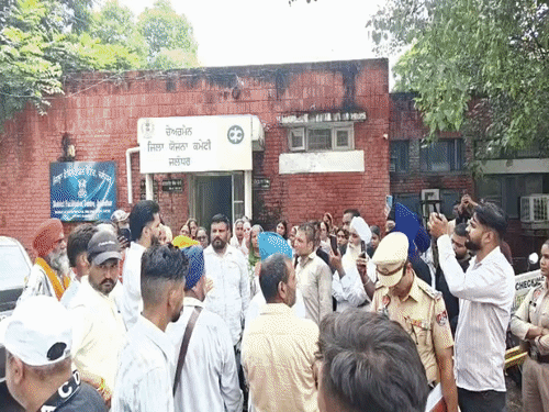 जालंधर के ट्रैवल एजेंट्स के खिलाफ 150 शिकायतें:सैकड़ों लोग CP दफ्तर पहुंचे, दावा-पुलिस नहीं करती कार्वाई, एजेंट धमकाते हैं जहां मर्जी जाओ