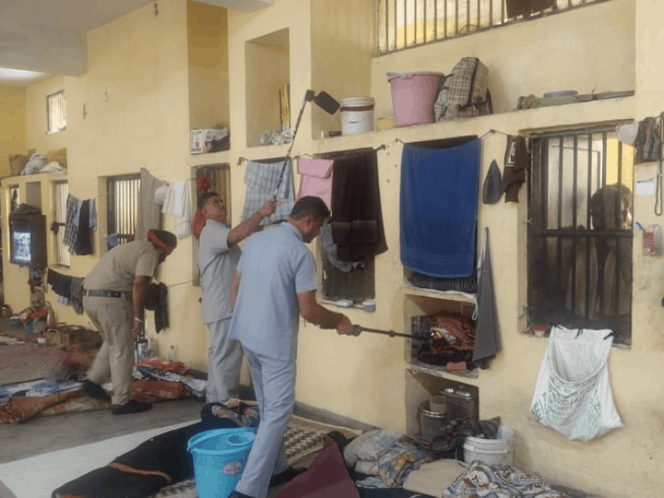 पठानकोट सब जेल में पुलिस का कॉर्डन एंड सर्च ऑपरेशन:कैदियों की बैरकों की सघन तलाशी, अधिकारियों ने सुरक्षा इंतजामों का लिया जायजा