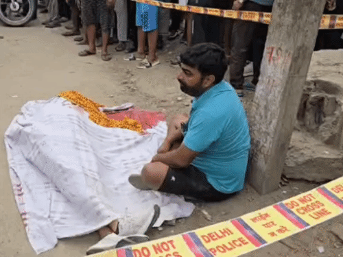 नरेला जिम के बाहर सोनीपत के प्रॉपर्टी डीलर का मर्डर:बदमाशों ने 8 से 10 राउंड फायरिंग की; जिम करने आया था, भाई डेडबॉडी के सामने धरने पर बैठा