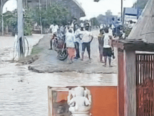 पटना सिटी में गंगा का जलस्तर बढ़ा, SDRF अलर्ट:महावीर और भद्र घाट पर बैरिकेडिंग; 10 नावें-छह गोताखोर तैनात; घाटों से दूर रहने की अपील