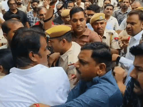 बीजेपी प्रत्याशी के लिए भिड़े भाजपाई-कांग्रेसी:नाम वापस लेने आया था, धक्का-मुक्की हुई; पुलिस कैंडिडेट को उठा ले गई