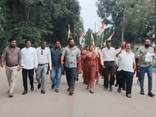 राहुल गांधी पर FIR के विरोध में कांग्रेस का प्रदर्शन:कोंडागांव में भाजपा-RSS कार्यकर्ताओं पर भी केस दर्ज करने की मांग
