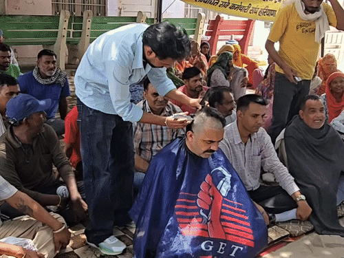 कर्मचारियों ने सरकार को ‘मृत’ मानकर करवाया सामूहिक मुंडन:फतेहाबाद में हड़ताल का एक महीना पूरा; 15 कर्मियों पर केस दर्ज