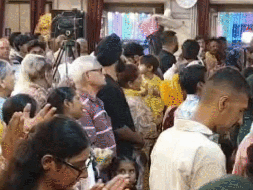 जन्माष्टमी पर दुर्ग्याणा तीर्थ में उमड़ी भीड़:फूल-लाइटों से सजा मंदिर, दूर-दराज से दर्शन को पहुंचे श्रद्धालु, छोटे बच्चे बने कान्हा