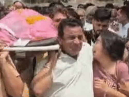 मेडिकल रिसर्च के लिए NC कॉलेज को सौंपा पार्थिव शरीर:सिरसा में महिला का निधन; बेटी-बेटे ने मिलकर दिया कंधा