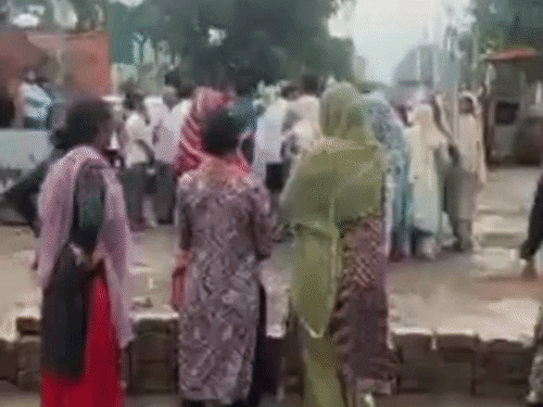 गुस्साए ग्रामीणों ने 45 मिनट तक रोड रखा जाम:पंचकूला में दुकानों और घरों में घुसा गंदा पानी; बंद नाले ने बढ़ाई आफत