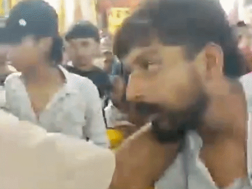 जालंधर जन्माष्टमी मेले में हथियारों से हमला:युवकों के 2 गुटों ने एक-दूसरे पर दातर से किया हमला, छेड़छाड़ का आरोप, दोनों को राउंडअप किया