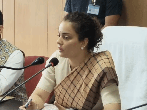 कंगना रनोट ने अफसरों की क्लास लगाई:मंडी में भरी मीटिंग में सभी BDO को खड़ा किया, बोलीं-लोग मुझे निठल्ला कहते, आप यहां खानापूर्ति कर रहे