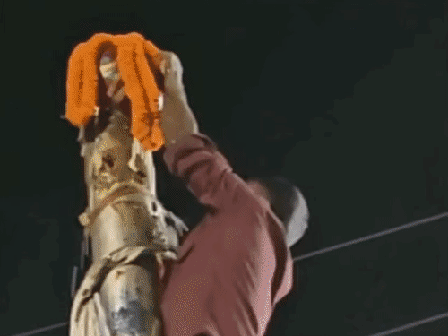 25 फीट ऊंची मटकी फोड़कर रायपुर की टीम बनी विजेता:धमतरी में 13वें दही हांडी उत्सव में 51 हजार रुपए का इनाम,देखने पहुंचे हजारों श्रद्धालु