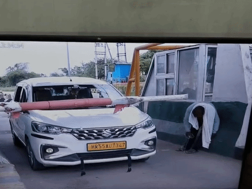 मुंह के बल गिरा, 25 सेकेंड बाद मौत,VIDEO:फरीदाबाद में टोल बैरियर के पास तड़पता रहा कर्मचारी; परिवार बोला- कार ने टक्कर मारी थी