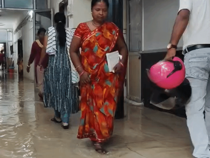 LNJP के नए भवन से टपकने लगा बारिश का पानी:दीवारों पर सीलन, मरीज के परिजन बोले- चारों तरफ गंदगी, यहां स्वस्थ लोग भी बीमार हो जाएंगे