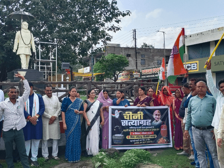 मनेन्द्रगढ़ में महंगाई के विरोध में कांग्रेस का ‘चीनी सत्याग्रह’:राजीव गांधी चौक पर केंद्र सरकार के खिलाफ नारेबाजी, राहगीरों को बांटी एक-एक चम्मच चीनी