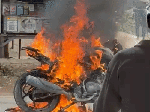 चलती बाइक में लगी आग, युवक ने कूदकर बचाई जान:इंजन में शॉर्ट सर्किट से हुआ हादसा, 6 महीने पुरानी बाइक जलकर राख