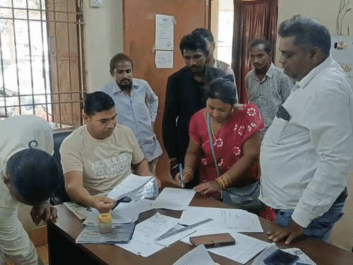 रील देखते नेटवर्क गया तो महिला ने कीटनाशक पिया VIDEO:मोबाइल तोड़ा, पति ने उल्टी कराने गोबर पानी पिलाया; इलाज के दौरान मौत