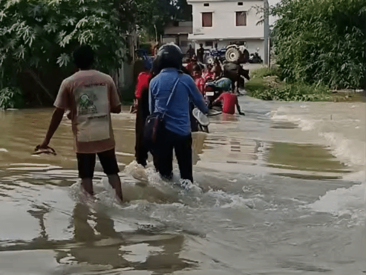 गंगा का जलस्तर स्थिर, बाढ़ में 48 गांव अब भी:1.10 लाख लोग बाढ़ से प्रभावित, 140 नावें तैनात; मेडिकल कैंप से राहत कार्य जारी