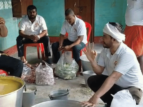 बाढ़ पीड़ितों के मदद के लिए आगे आए कांग्रेसी:200 लोगों के लिए कम्युनिटी किचन, कार्यकर्ताओं ने खाना बनाया; नाव से घर-घर पहुंचा रहे राशन