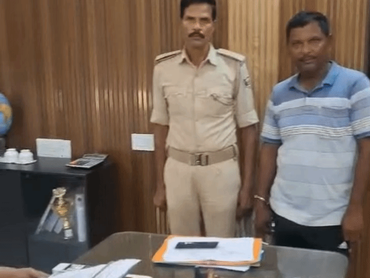 नशे की हालत में बकौर पंचायत के मुखिया गिरफ्तार:दोषी पाए जाने पर बोले- पत्नी के ऑपरेशन के लिए जाना था, जल्दबाजी में इंग्लिश शराब पी ली थी