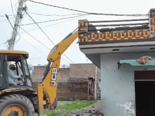 यमुनानगर में नशा तस्करों के घरों पर चली जेसीबी:भारी पुलिस बल की मौजूदगी में मकान ध्वस्त, महिलाओं ने किया विरोध