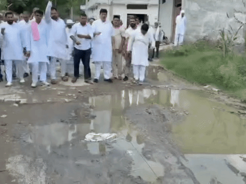 सोनीपत में बदहाल सड़क को लेकर कांग्रेस का प्रदर्शन:जिलाअध्यक्ष दिवान ने 10 दिन का अल्टीमेटम दिया, बोले- निगम कार्यालय पर ताला जड़ेंगे