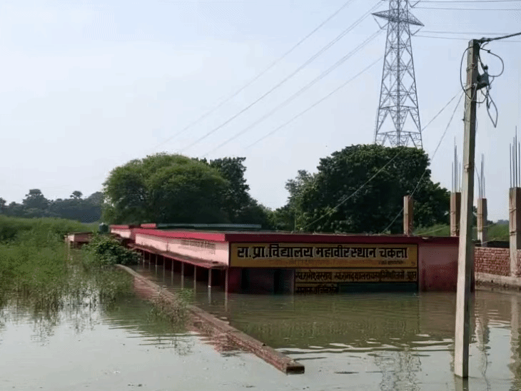 6 फीट पानी में स्कूल, 15 दिन से पढ़ाई बंद:समस्तीपुर में 54 स्कूलों के 12 हजार बच्चों की परेशानी, शिक्षक भी नहीं आ रहे पढ़ाने