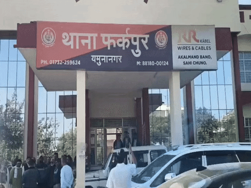 यमुनानगर में ज्योतिषी पर तलवार से हमला:पत्री दिखाने के बहाने घर के गेट पर बुलाया, धक्का देकर अंदर घुसे हमलावर
