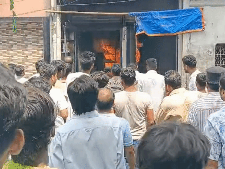 किशनगंज के चुड़ीपट्टी बाजार में लगी आग:दुकान से शुरू होकर 3 मंजिला इमारत तक पहुंची लपटें, नर्सिंग होम में मची अफरा-तफरी