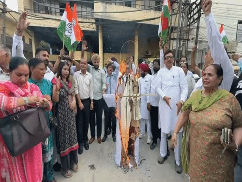 जालंधर में बिजली कट को लेकर प्रदर्शन:कांग्रेस नेताओं ने सरकार का पुतला फूंका, बोले- इंडस्ट्री और रोजगार दोनों संकट में आए